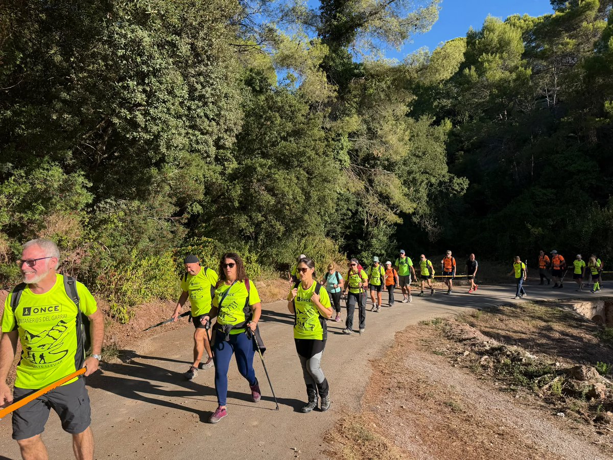 ONCECatalunya's tweet photo. Sortida dels Montañer@s del Garraf d' @ONCECat a Font-Rubí. 🦯👨‍🦯🧑‍🦯. Un grup 39 persones cegues i guies van gaudir d'una sortida de 10 km amb un desnivell positiu de 308 m 🏔️i una altitud màxima de 694 m. 
#Iguals #EsportInclusiu https://t.co/arNVjeon74