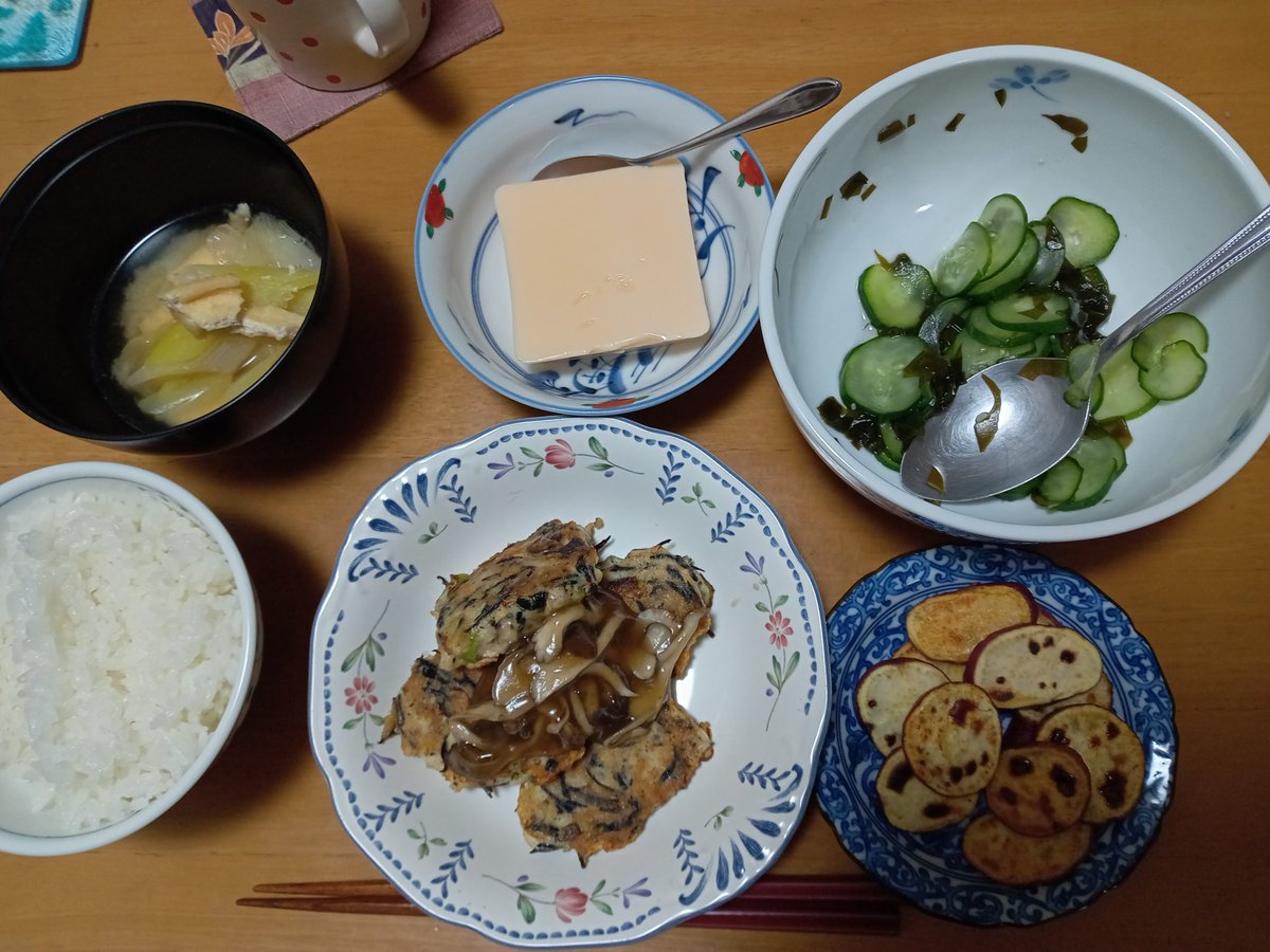 tsubame2701's tweet photo. 今日の晩ごはんです
鶏つくねあんかけ　　
きゅうりワカメ酢の物　　
さつまいもバター焼き　　
卵豆腐　　
みそ汁　　
#晩ごはん　　　
#おうちごはん https://t.co/uuapfTfaX3