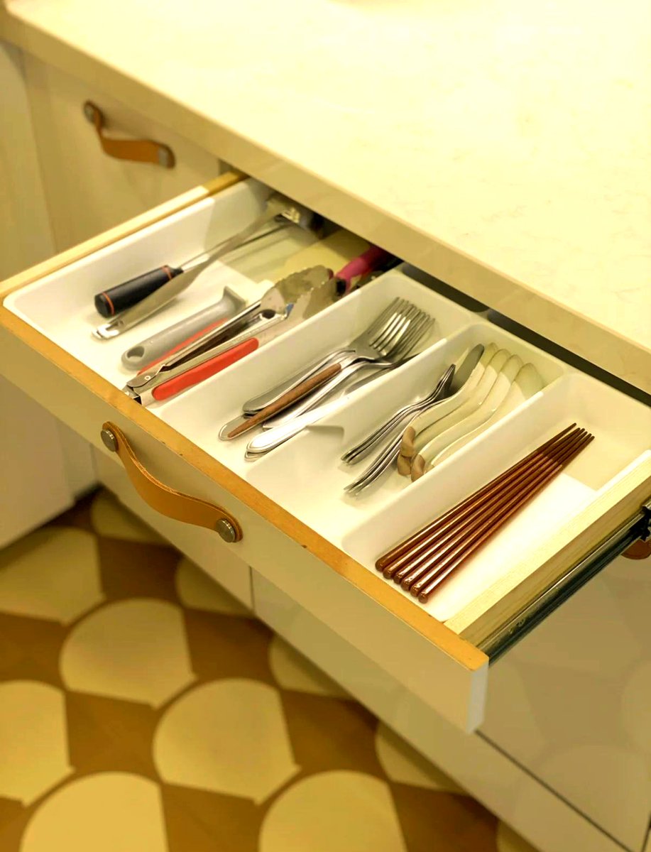 BeeFequierwyjo's tweet photo. Acabo de organizar el cajón de la cocination, ahora todos los cubiertos tienen su lugar y me siento genial. https://t.co/G3q7c7cpH5