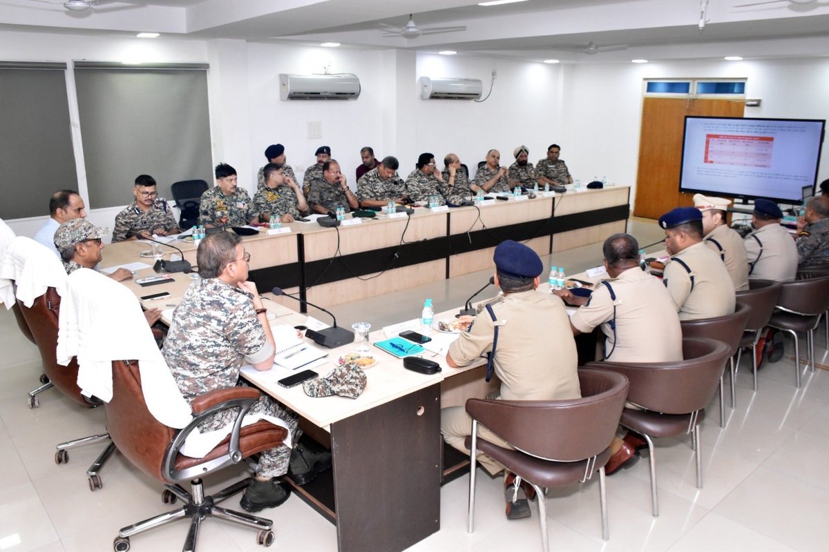 CTGSECTORCRPF's tweet photo. *Strengthening Security & Inter-Agency Coordination!* 

On 21/09/2026, high-level review meetings were held at Jagdalpur & Bijapur, chaired by Shri A.D. Gautam, IPS, DGP Chhattisgarh, to review key issues relating to LWE, surrendered cadres monitoring, weapon recovery and reclaiming etc.

Shri Vivekanand, IPS, ADG (ANO), Shri Badri Narayan, IPS, IG Bastar, Shri Kabib K, IPS, IG Chhattisgarh Sector CRPF, along with CRPF DIGs, Commandants & Chhattisgarh Police DIGs & SPs attended.

In pursuance of DG, CRPF Special Drive for reclamation of lost CRPF weapons in Chhattisgarh, emphasis was laid on time-bound coordinated efforts & joint action for speedy recovery of lost weapons. All officers shared their views for strengthening inter-agency coordination.
#NationFirst #MissionNaxalMuktBharat2026 #VandeMataram150
#Chhattisgarh Police #SPSukma#SP Bastar#Sp Bijapur#SP Dantewada @gpsinghips @crpfindia @CentralZoneCrpf @BastarPoliceR @CGPoliceDept @DIGOPSBJPR@OpsKonta@OpsRangeSukma@Digpopsdwa@digopsjagdalpur@RaipurRange@80Crpf@241Bn@