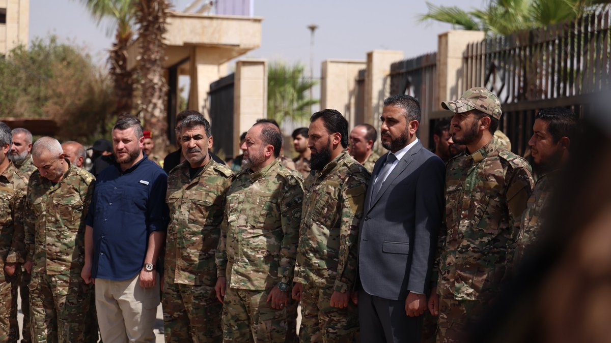 Sy_Defense's tweet photo. بحضور معاون وزير الدفاع للمنطقة الشرقية العميد سمير أوسو، وعدد من الضباط والمسؤولين في المحافظة، افتتحت إدارة الشرطة العسكرية فرعها في المحافظة، وباشرت وحداتها الانتشار وتثبيت نقاطها داخل المدينة، في إطار ضبط الأمن وتعزيز الاستقرار.

#الجمهورية_العربية_السورية 
#وزارة_الدفاع https://t.co/5M6Mmhq9Qc