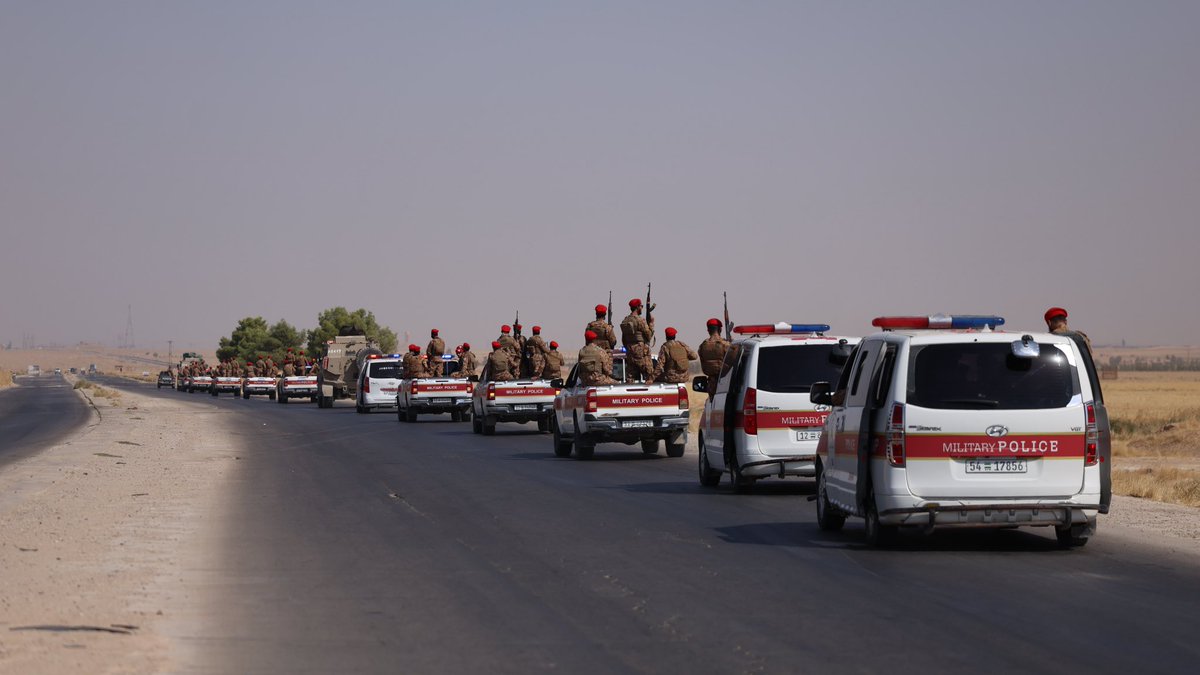 Sy_Defense's tweet photo. بحضور معاون وزير الدفاع للمنطقة الشرقية العميد سمير أوسو، وعدد من الضباط والمسؤولين في المحافظة، افتتحت إدارة الشرطة العسكرية فرعها في المحافظة، وباشرت وحداتها الانتشار وتثبيت نقاطها داخل المدينة، في إطار ضبط الأمن وتعزيز الاستقرار.

#الجمهورية_العربية_السورية 
#وزارة_الدفاع https://t.co/5M6Mmhq9Qc
