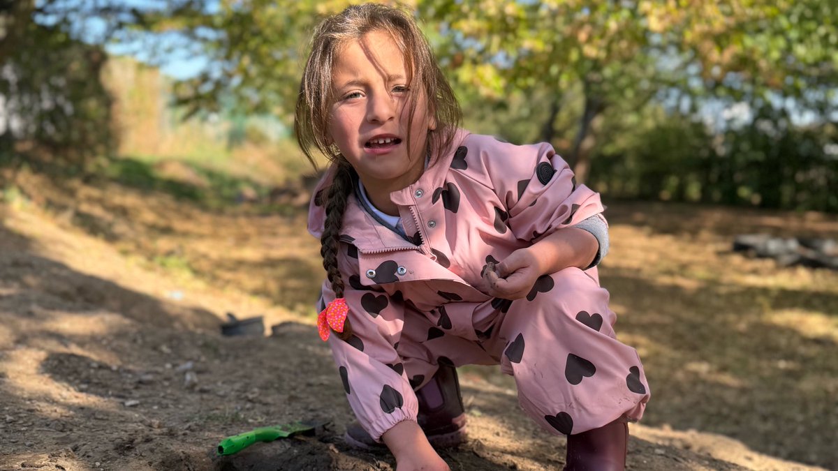 HazelburySch's tweet photo. Our Reception children have loved their #ForestSchool sessions! πΏ Outdoor learning builds crucial physical skills, confidence, & risk awareness as they explore nature. πͺ΅Supporting #UNCRC Article 29 (developing abilities & environmental respect) & Article 31 (the right to play). https://t.co/cTqLMP8Q96