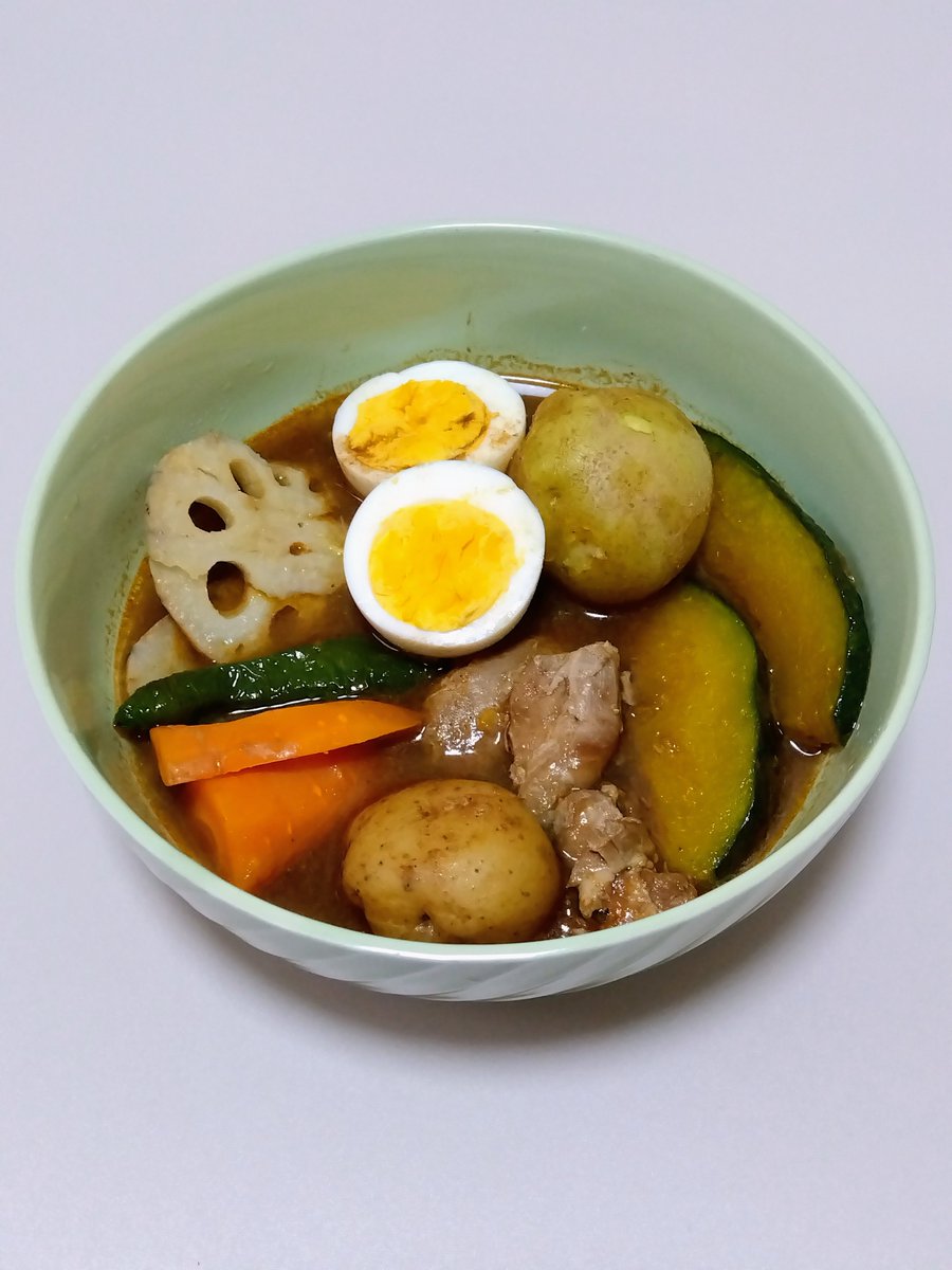 amedeo_0607's tweet photo. GARAKUのレトルト スープカレー チキン
骨付きチキンくらいしか具が入ってないのかと思って具材を別で用意してたら、骨なしチキン、レンコン、じゃがいも、人参と色々入ってましたｗ
ベル食品遠軽工場製造と記載があり、遠くオホーツク管内から家にやってきたと思うと感慨深い😌
ごちそうさまでした😋 https://t.co/lnUIkPi5N7