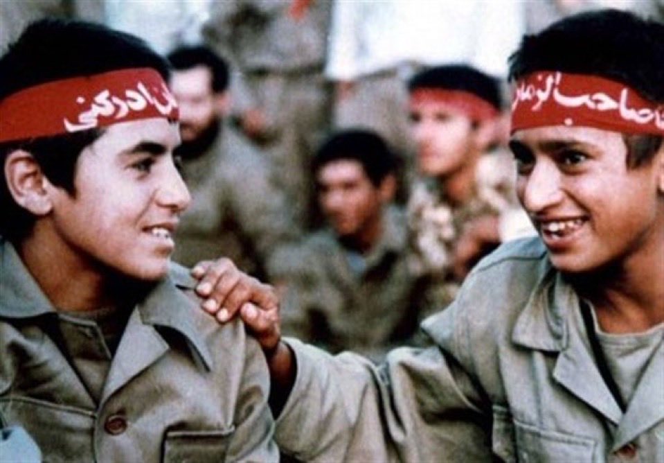 A200623m's tweet photo. آن روز، زنگ مدرسه با صدای اعزام رزمندگان درآمیخت؛ و دانش آموزانی که برای دفاع از وطن ،جبهه را به مدرسه ترجیح دادند.
#مهر_مقاومت https://t.co/poZkW9uF27