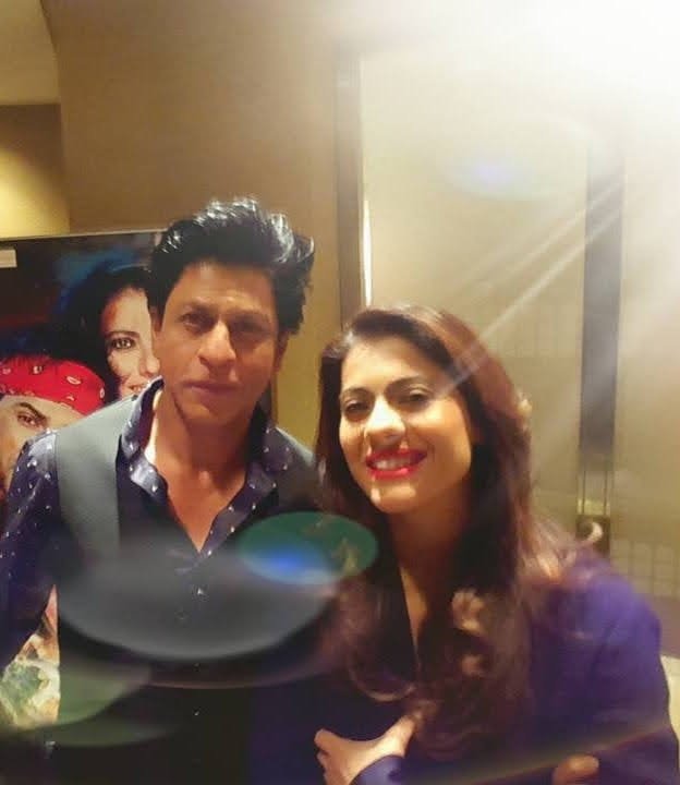 NatureN12416793's tweet photo. Here is a photo of Shah Rukh Khan and Kajol during the promotion of the film *Dilwale*. The photo is not of good quality.
#Dilwale #Kajol #SRK #ShahRukhKhan𓀠 #SRKajol https://t.co/gpj6d4caCr