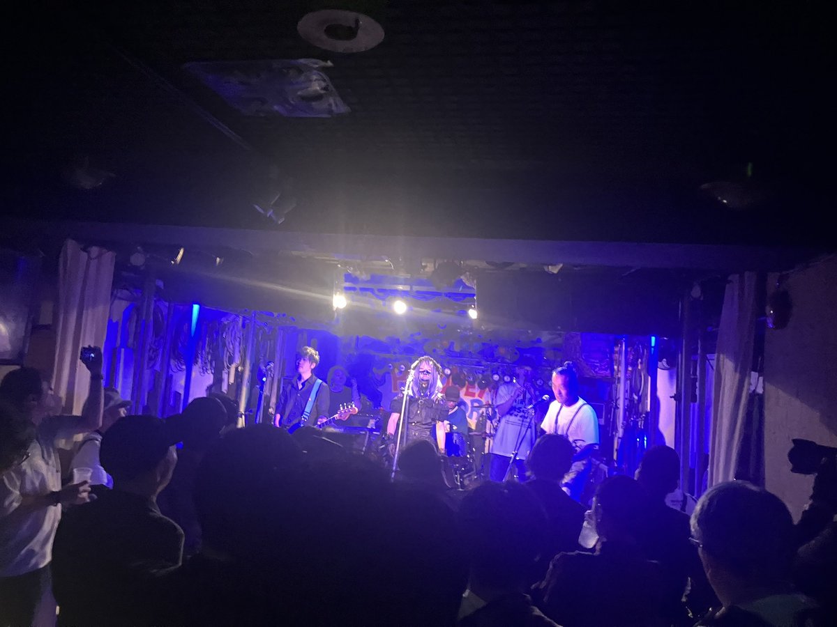 shey_lrclly's tweet photo. 出会って10年経つけどあんためちゃくちゃイケメンじゃねえかよ‼️‼️(大先輩)
ベースやってるのもめっちゃ運命感じましたよ⊂(ᴖ ̫ᴖ)⊃
イヤホンでは感じられない心臓に響く音がいいんだよなLIVEは https://t.co/5qERetfERf