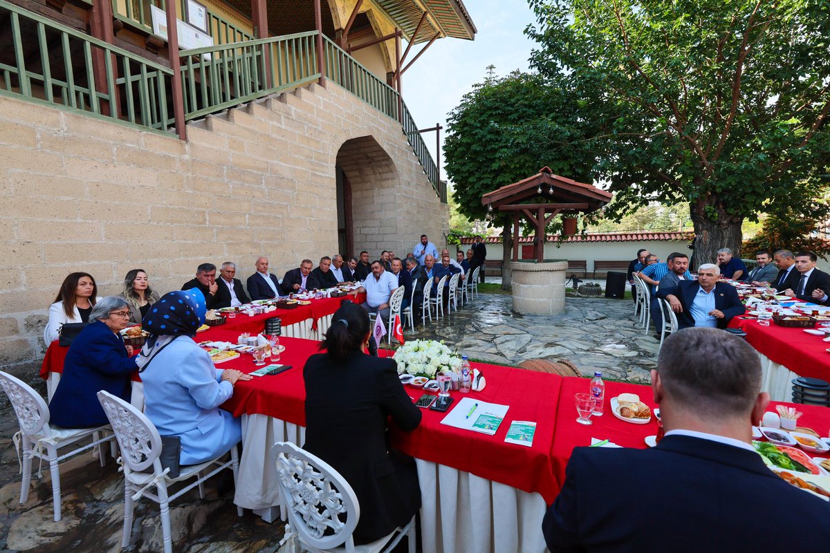 Burdurvalilik's tweet photo. 📌 Sayın Valimiz @TBBilgihan başkanlığında; Burdur Belediye Başkanı Ali Orkun Ercengiz, İller İdaresi Genel Müdürlüğü Muhtarlar Daire Başkanı Suna Üstüner, merkez mahalle muhtarlarımız, kurum yöneticileri ve sivil toplum kuruluşu temsilcilerinin katılımıyla toplantı gerçekleştirildi.

Toplantıda; mahallelerimizin öncelikli ihtiyaçları, vatandaşlarımıza sunulan kamu hizmetlerinin etkinliğinin artırılması ve sosyal destek hizmetlerinin daha ulaşılabilir hale getirilmesine yönelik değerlendirmelerde bulunuldu.

Ayrıca, bağımlılıkla mücadelede farkındalığın artırılması ve kurumlar arası iş birliğinin güçlendirilmesine yönelik çalışmalar ele alınarak “Hayat112” ve “UYUMA” uygulamaları ile Yeşilay ve YEDAM’ın sunduğu destek hizmetleri hakkında bilgilendirme yapıldı.