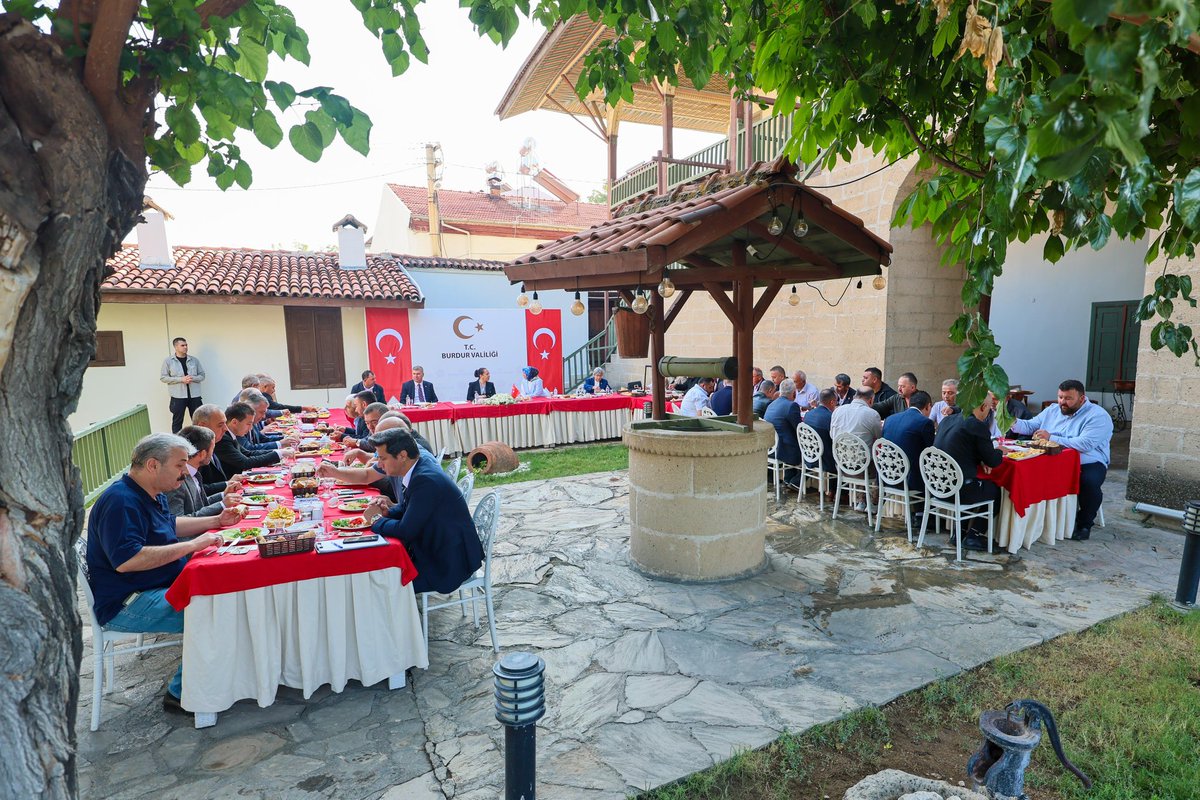 Burdurvalilik's tweet photo. 📌 Sayın Valimiz @TBBilgihan başkanlığında; Burdur Belediye Başkanı Ali Orkun Ercengiz, İller İdaresi Genel Müdürlüğü Muhtarlar Daire Başkanı Suna Üstüner, merkez mahalle muhtarlarımız, kurum yöneticileri ve sivil toplum kuruluşu temsilcilerinin katılımıyla toplantı gerçekleştirildi.

Toplantıda; mahallelerimizin öncelikli ihtiyaçları, vatandaşlarımıza sunulan kamu hizmetlerinin etkinliğinin artırılması ve sosyal destek hizmetlerinin daha ulaşılabilir hale getirilmesine yönelik değerlendirmelerde bulunuldu.

Ayrıca, bağımlılıkla mücadelede farkındalığın artırılması ve kurumlar arası iş birliğinin güçlendirilmesine yönelik çalışmalar ele alınarak “Hayat112” ve “UYUMA” uygulamaları ile Yeşilay ve YEDAM’ın sunduğu destek hizmetleri hakkında bilgilendirme yapıldı.