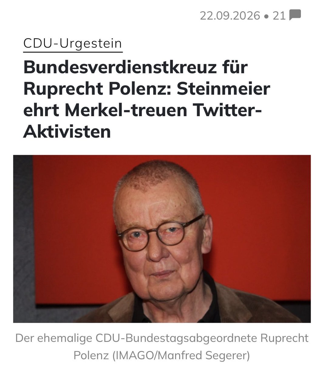 queru_lant's tweet photo. Der linksextreme Bundeskauz verleiht dem verwirrten transgrünen CDU-Polenz das Bundesverdienstkreuz.

Das ist noch lächerlicher als die Pseudo-Auszeichnungen in der DDR. https://t.co/tLlQuENx5B