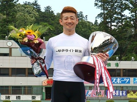 superman1747730's tweet photo. 選手が命を懸けて戦う舞台の裏で、本当に必要な「安全対策」とは一体何なのか。諸橋愛選手の悲劇を二度と繰り返さないために、今私たちが知るべきこと。

https://t.co/t1dqOd492b

#競輪 #諸橋愛 #落車事故 #安全対策 #議論 https://t.co/blvcmxhlSe