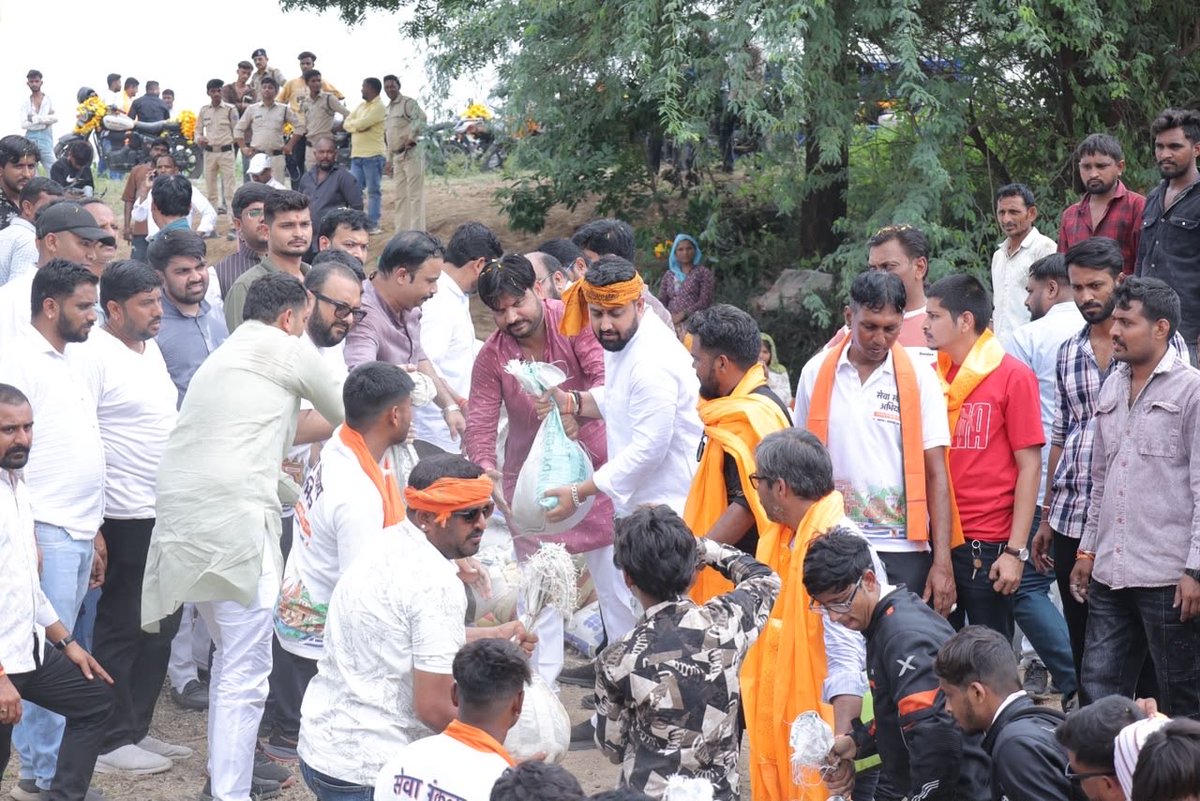 MPBJYM's tweet photo. 💧🌱 सेवा से जल संरक्षण की ओर एक सार्थक कदम!

मध्य प्रदेश के धार जिले के ग्राम घोर में #SevaSankalpAbhiyan के तहत स्थानीय ग्रामीणों एवं #VadnagarSeVaranasiSevaYatra के सेवा यात्रियों के साथ ‘बोरी बंधान’ कार्य में सहभागिता की।

बहते जल को रोकने, भू-जल स्तर को बढ़ाने और जल संरक्षण को बढ़ावा देने के उद्देश्य से सभी ने मिलकर श्रमदान किया।

सेवा, श्रम और सहभागिता से ही गांव और पर्यावरण के उज्ज्वल भविष्य का निर्माण संभव है। 💧🌱

#SevaSankalpAbhiyan #VadnagarSeVaranasiSevaYatra #JalSanrakshan #Shramdaan #Dhar