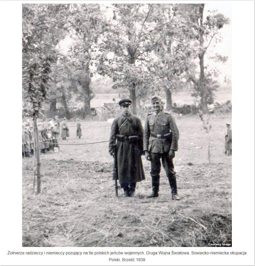 Jan34733995's tweet photo. Jest takie zdjęcie, które zapada w pamięć...

Sołdat i wehrmachtowiec.
A z tyłu?
Tych rogatywek nie da się pomylić z niczym!

Zdjęcie zrobiono w Brześciu, w 1939 r.
Może 22.09.1939 r.?
Tego nie wiem. https://t.co/dN0tCzhxJ9