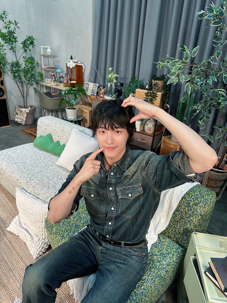c_woodzofficial's tweet photo. [📷]
260922 들어봐! 유리의 숲2

승연이와 함께 유리의 숲에서 보낸
포근하고 따뜻한 시간🌳

여니가 들려주는 음악 이야기 들으면서
무즈들도 포근한 밤 보내세요🧡💙

#WOODZ #우즈 
#유리의숲2 https://t.co/Pi1McQX3VC