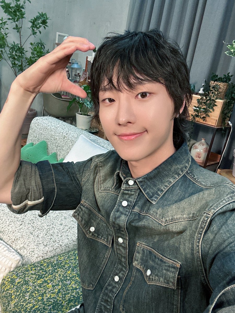 c_woodzofficial's tweet photo. [📷]
260922 들어봐! 유리의 숲2

승연이와 함께 유리의 숲에서 보낸
포근하고 따뜻한 시간🌳

여니가 들려주는 음악 이야기 들으면서
무즈들도 포근한 밤 보내세요🧡💙

#WOODZ #우즈 
#유리의숲2 https://t.co/Pi1McQX3VC