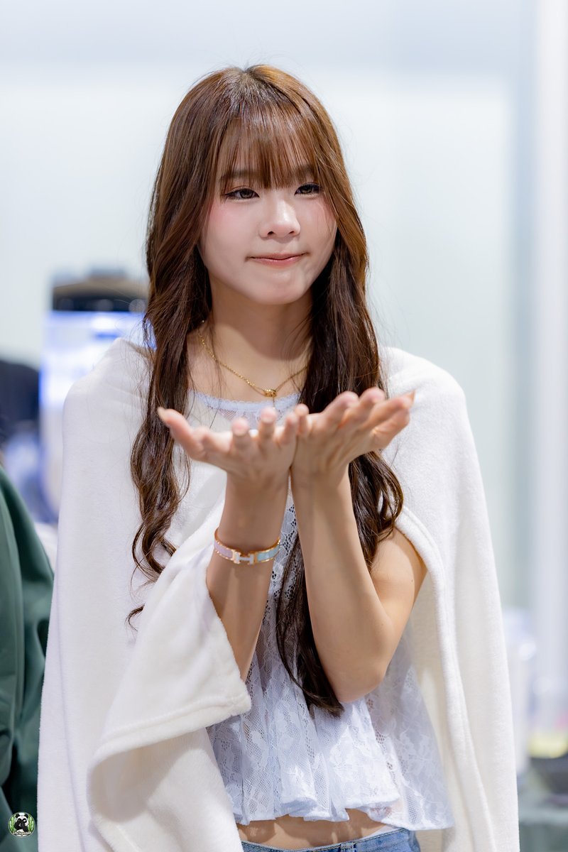 UnclePanda3319's tweet photo. Step by step, one, two, three, dip-di-da-ri-du 📷📷📷

#michabnk48 #ponytailtoshushuth #BNK48 #ponytailtoshushuth_roadshow https://t.co/HEvKzhPKEp