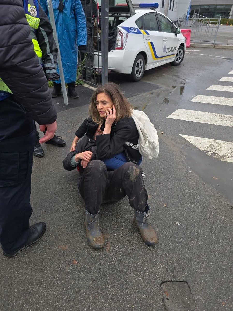 viterzbayraku's tweet photo. Муніципальна охорона КМДА на Теремках пошкодила Тетяні руку. Тепер гіпс. https://t.co/W7y2VFgWf6