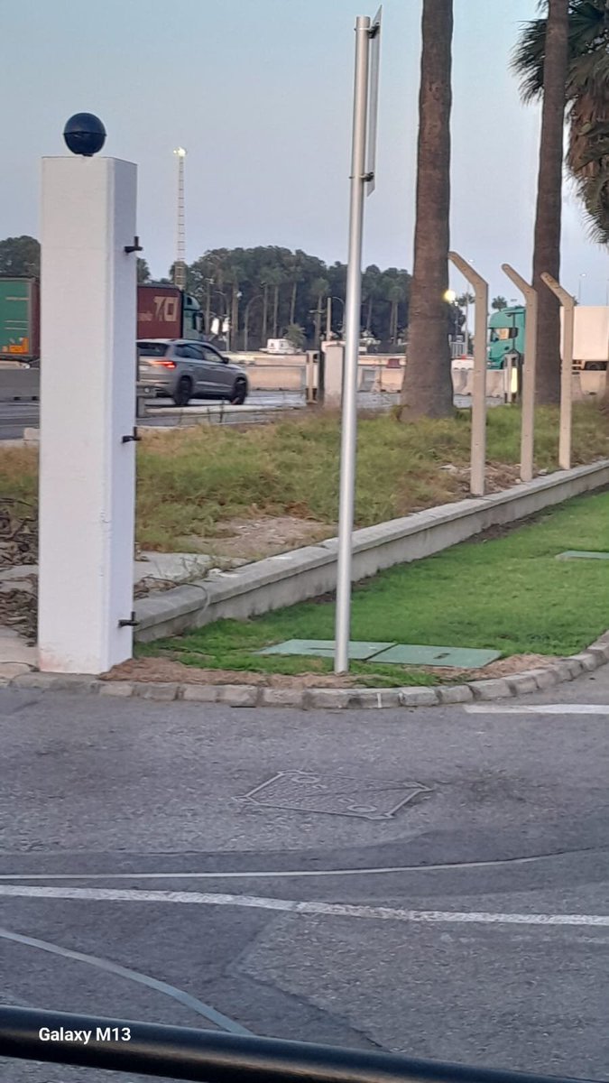 Evil3639's tweet photo. @jmalbares @UN Así tenéis la frontera con Gibraltar, frontera de la unión europea. Vergüenza. https://t.co/LzVgOafS3v