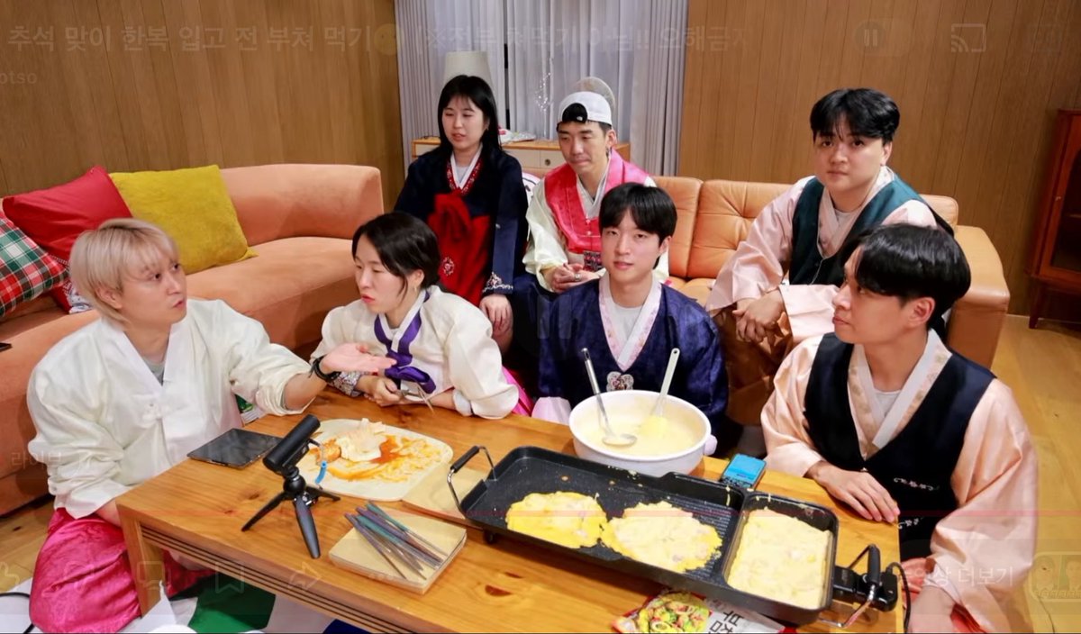2wsdn2's tweet photo. WT스타즈만 카메라 아컨 하네 곧 데뷔하겟다… https://t.co/ijinrbTgye