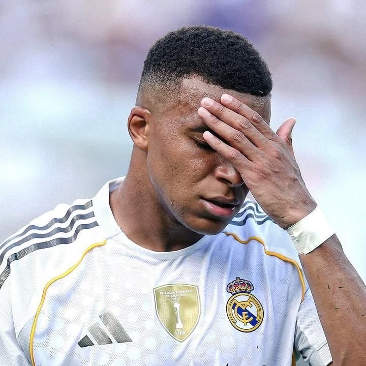 Futbol_basico's tweet photo. Ya ni los políticos y presidentes se arrastran tanto por unos votos como Mbappe

Tuvo que recurrir a dar lástima con toda África para ganarse sus votos 

Sería una vergüenza perder el Balón De Oro luego de mendigar tanto https://t.co/4xvMxHDpUT