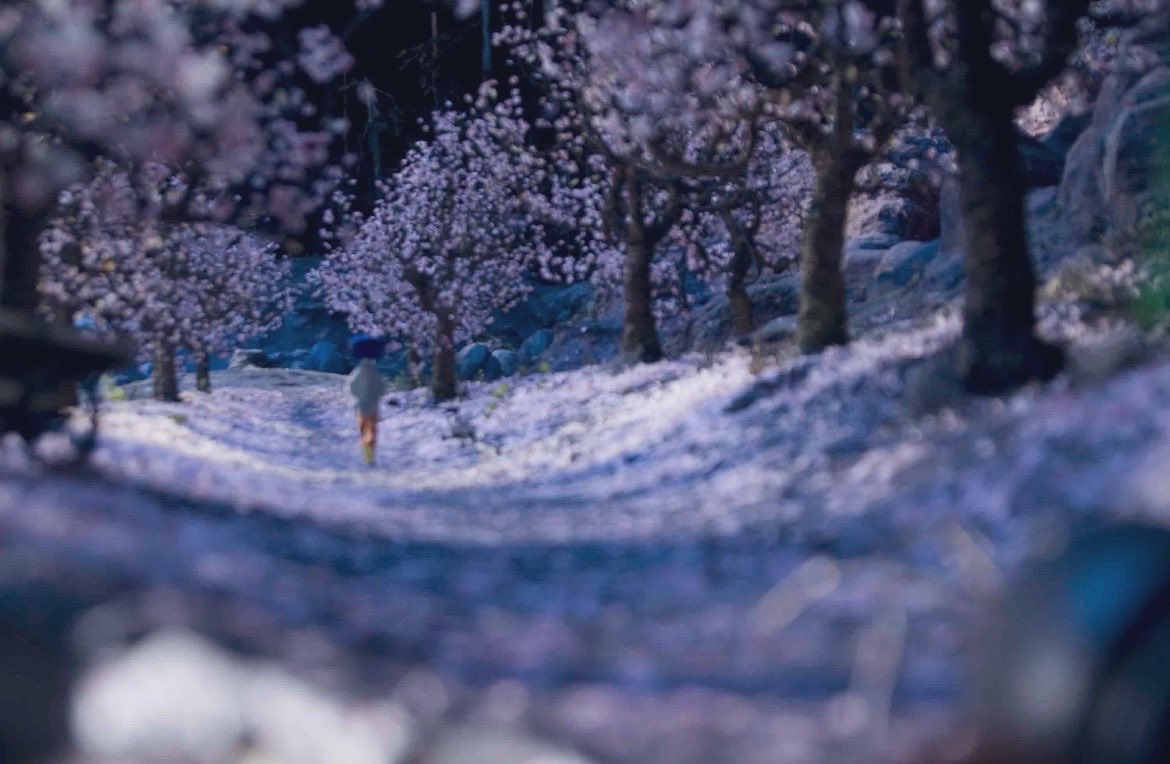 evenrora's tweet photo. Coraline🌙🌸

“chilly looking cherry blossom scene”

차갑고 예쁜데 어딘가 돌아오지 못할 것 같은 
세계 
봄인데 겨울같고 흐드러진 꽃들은 서리같아서
마치 기억 속 장소같아요 

앞쪽이 흐린 전경이 
꿈에서 멀리 있는 건 또렷하고 가까운건 흐린 것 같은 느낌 몽환적이예요
블루에 잠겨버렸어 https://t.co/0sDIMYDxep