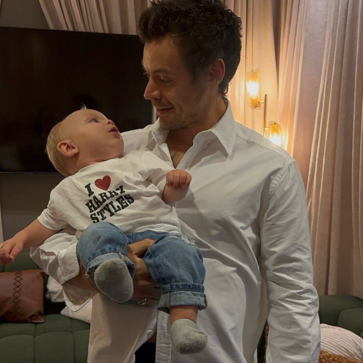 loverchiefs87's tweet photo. nunca vou superar a maneira como o harry segura o bebê como se tivesse seis em casa https://t.co/ow2AqYzfUL