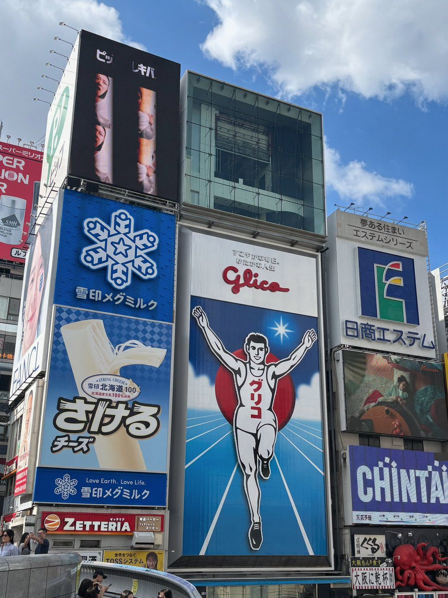 Yuno2015's tweet photo. チェックアウトのあとはテクテク歩いてりくろーおじさんと551を目指すも開店前から長蛇の列で断念🥺

実家に車を撮りに戻って、帰りがてらパパが行きたかったところへ……
続く？ https://t.co/QkRwB51wp2