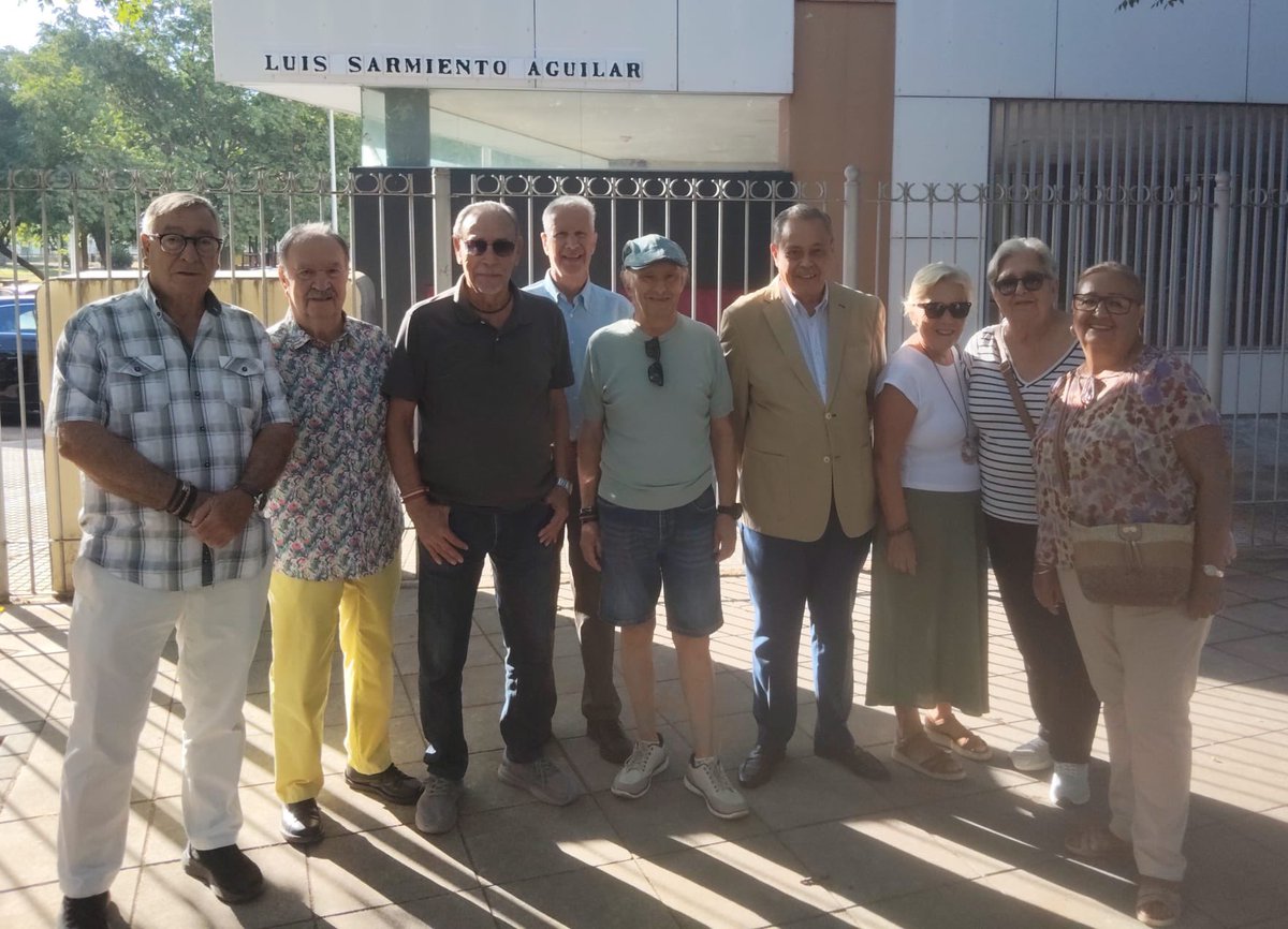 hdadsbernardo's tweet photo. Hoy nuestro Hermano Mayor ha asistido al acto de rotulación de una calle dedicada a nuestro vecino del barrio de San Bernardo Luis Sarmiento Aguilar, así como a la rotulación del parque Donantes de Corazón. Enhorabuena a todos. https://t.co/hSrxu9jlaF