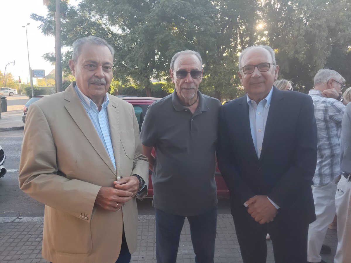 hdadsbernardo's tweet photo. Hoy nuestro Hermano Mayor ha asistido al acto de rotulación de una calle dedicada a nuestro vecino del barrio de San Bernardo Luis Sarmiento Aguilar, así como a la rotulación del parque Donantes de Corazón. Enhorabuena a todos. https://t.co/hSrxu9jlaF