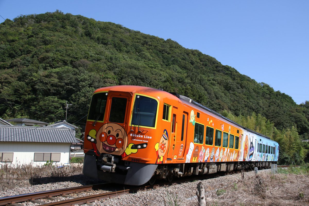 hokutsei's tweet photo. JR四国
高徳線で走っている
特急『うずしお』
乗車するなら
もちろん
バイキンマンですね！
は～ひふ～へほ～
#アンパンマン
#ばいきんまん
#JR四国　
#高徳線 https://t.co/pFAaFa51Tx