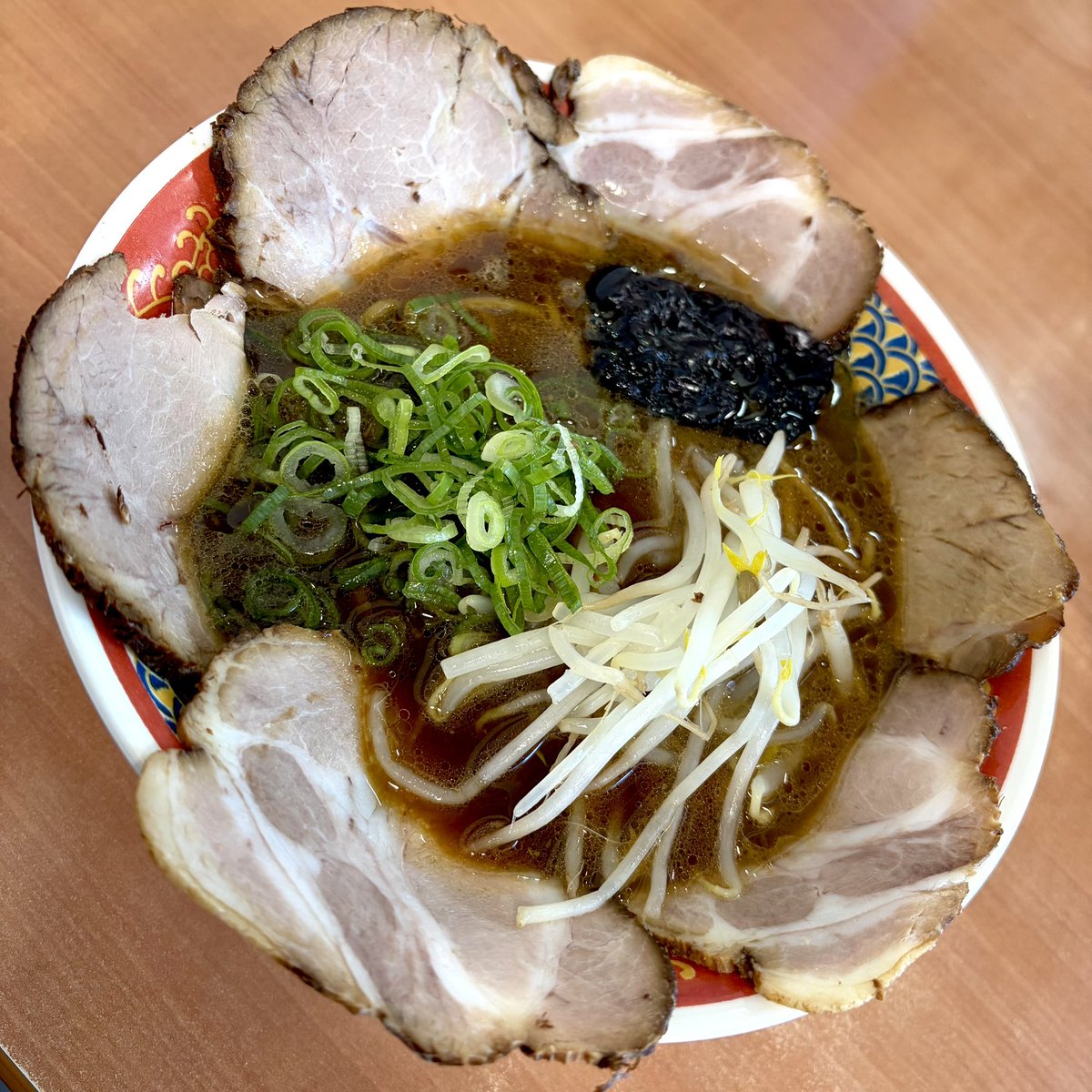 CruisingOcean's tweet photo. ら〜めん行脚の巻No297
今日は鳴門市大津町の末広屋さんでチャーシュー大900円(税込)をいただきました♪( ´θ｀)
ここのスープは薄口で好みが分かれるかも(￣∀￣)b
次回はWチャーシューを食べてみようっと(*^▽^*)
All for happiness https://t.co/CILRDiZgrd