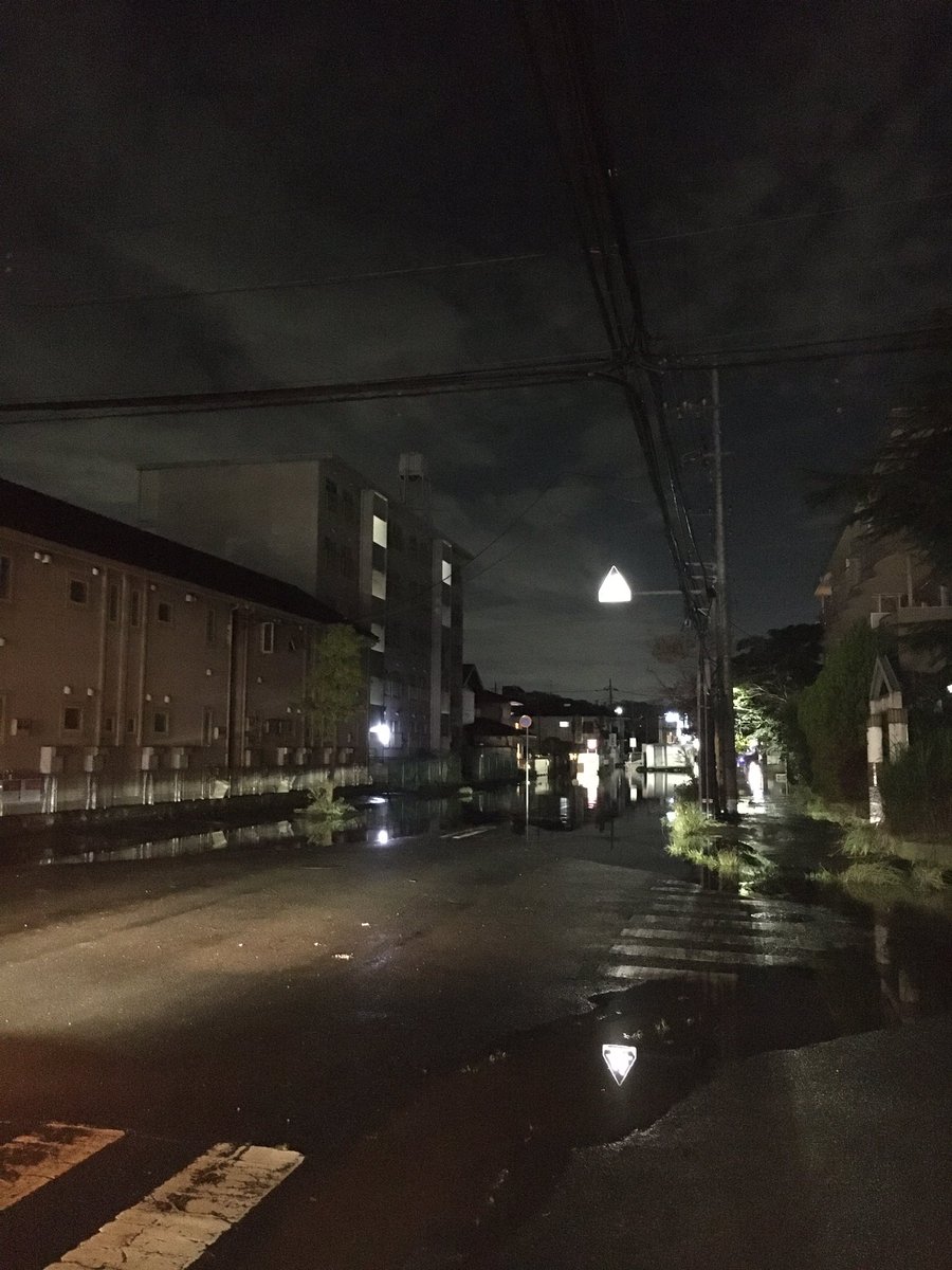 JF5OFRNU700McUw's tweet photo. 表町のJR佐倉駅前交差点から四街道方面は住友生命佐倉支部からさくら胃と腸のクリニックまでが未だに冠水と、水に浸かったトラックが道路を塞いでいる為に通行できず、来た車が引き返しています https://t.co/DzKZExaB04