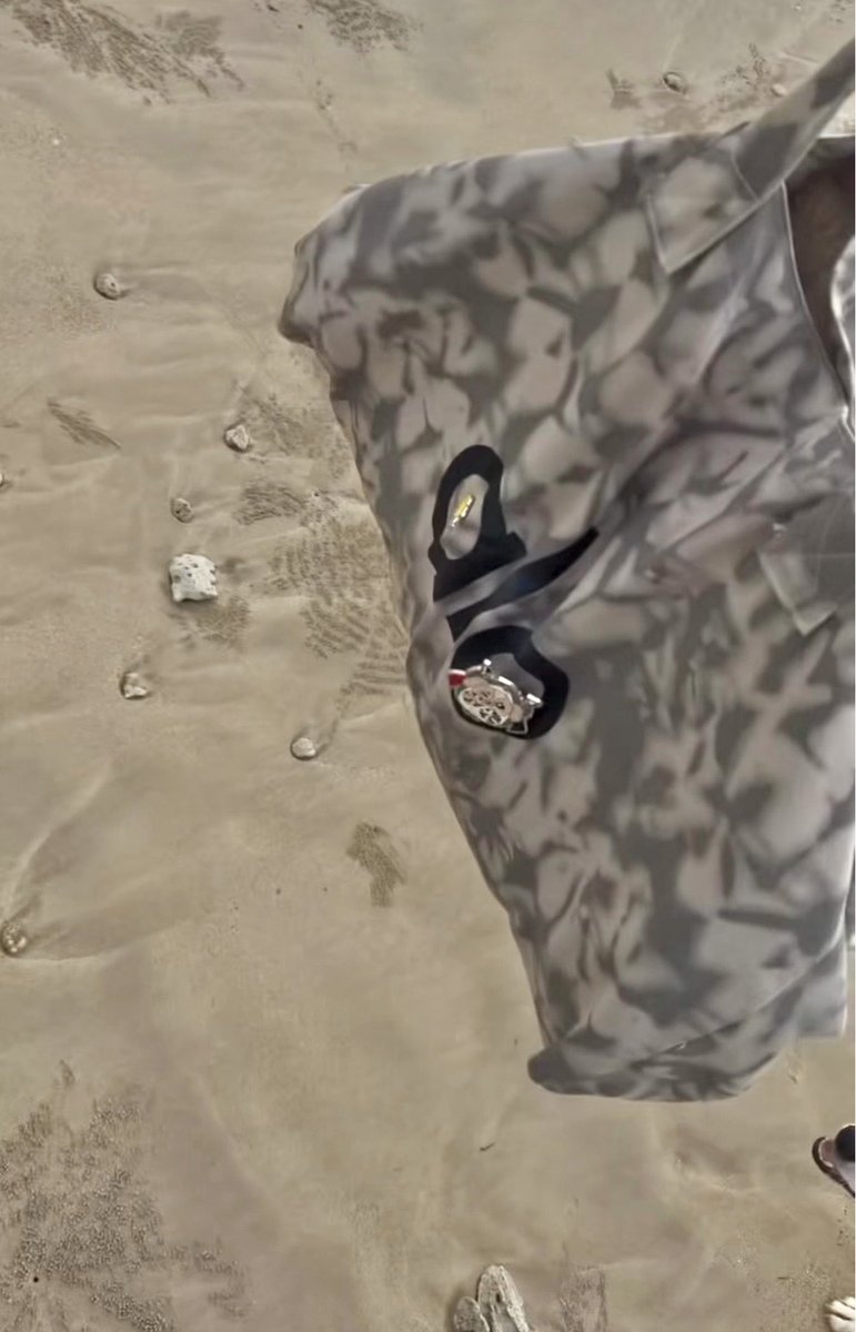 valcrazyforWE's tweet photo. not the Wesley pin in Est’s bag 😭😭😭😭😭😭😭😭😭😭😭😭😭😭😭😭😭😭😭😭😭😭😭😭😭😭😭😭😭😭😭😭

he really takes his baby everywhere https://t.co/xbeE1mPwl8