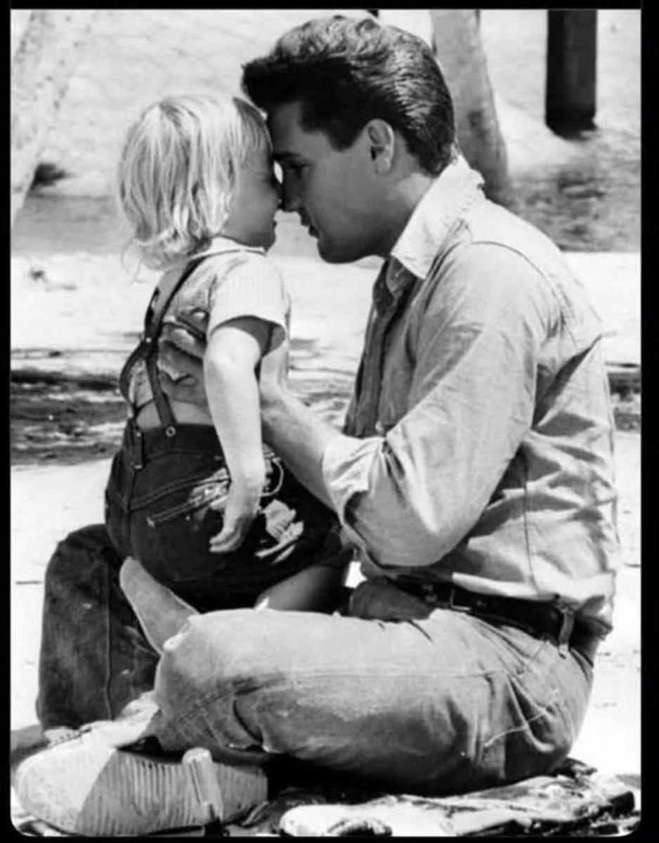 PascalNajadi10's tweet photo. Elvis Presley is the father of Julian Assange.. Marilyn Monroe is his Mother

What do you think ❓❓❓ https://t.co/L7n7v9MVBs