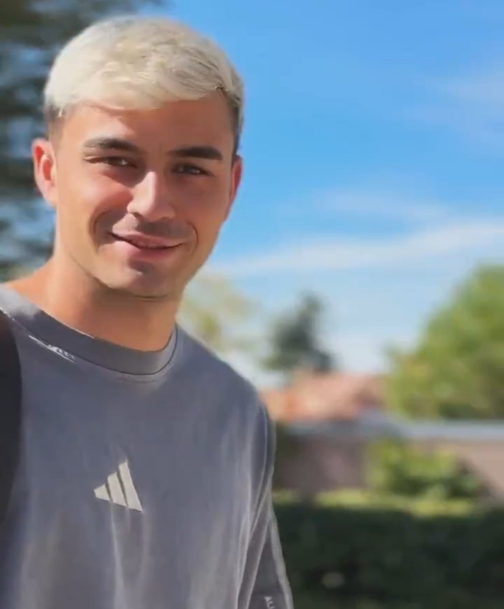 ferranxpedri's tweet photo. literalmente a pedri le ha vuelto la vida a la cara, se le han ido las ojeras y ha recuperado el brillo en los ojos🥹💖 qué bonito es el amor.. https://t.co/MPBw1e14M9