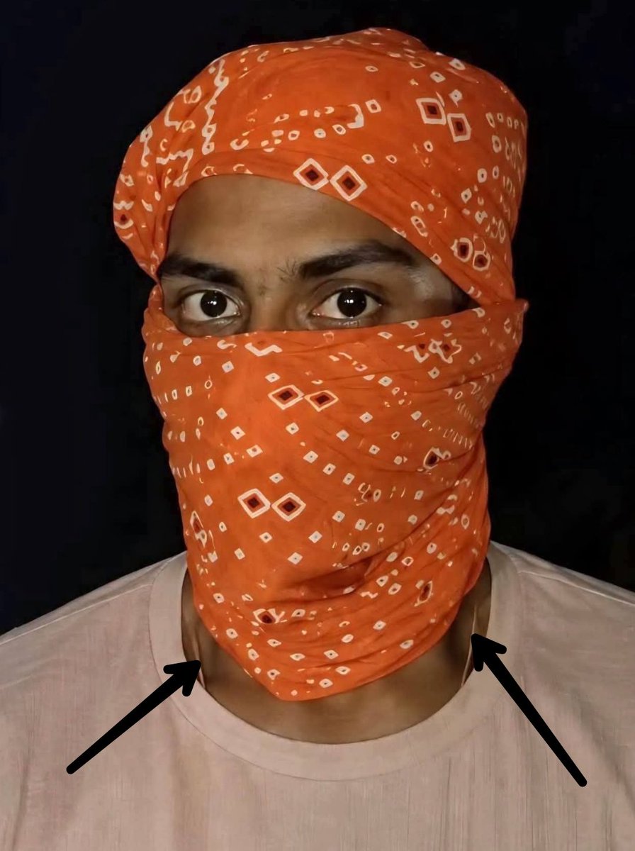 Simpu_SinghIND's tweet photo. Hold on, I have found something interesting. Seems he is not the main accused. 

The main accused is wearing a "Sacred Thread." 

Aur mujhe aur shak tab hua jab, video me maine dekha ki jiska encounter kiya gaya hai, wo apna sir chhupakar chal raha hai. 

Why? Uska chahera clear karo na bhai.....!!!!!