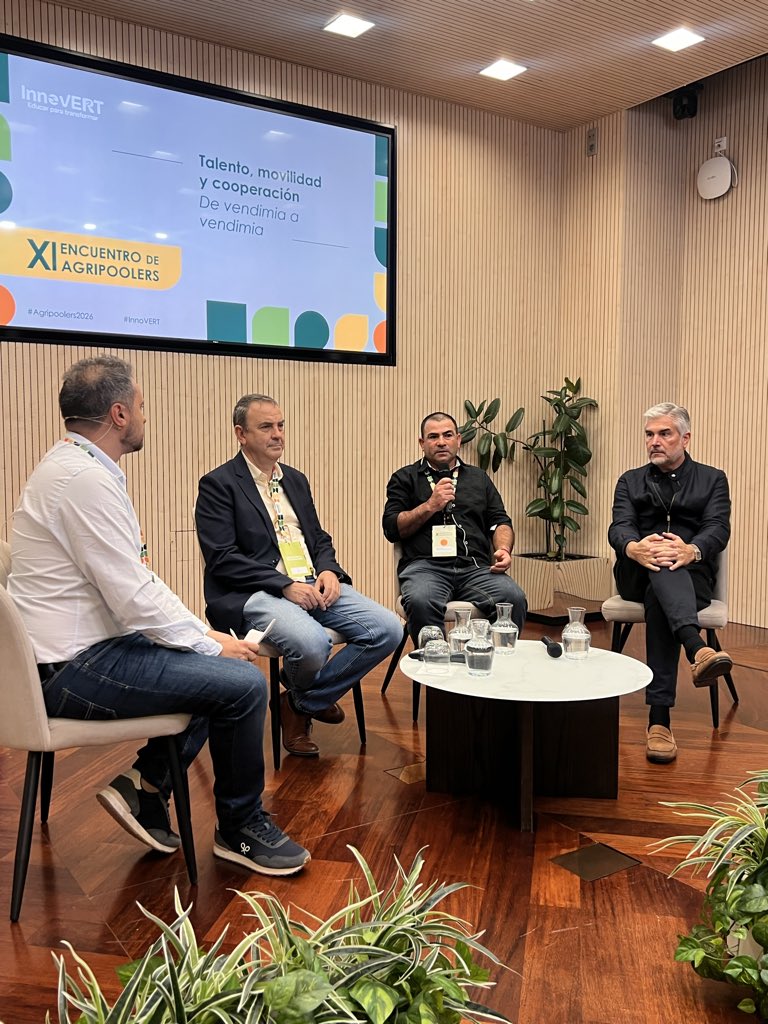 acodea_'s tweet photo. En la mesa Talento, movilidad y cooperación, los ponentes cuentan cómo un necesidad compartida puede convertirse en una oportunidad compartida, si cooperativas, administraciones y organizaciones deciden trabajar juntas. 

#InnoVERT #Agripoolers2026 https://t.co/pJtmxSGQYL