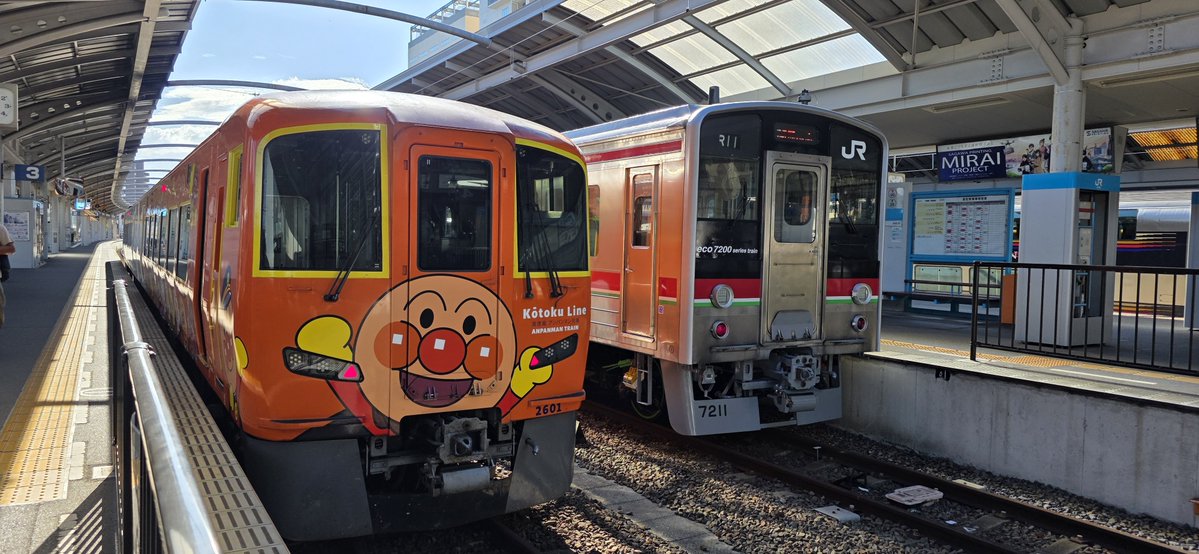 hokutsei's tweet photo. うずしお高松駅では
前後で撮影できます。
#ばいきんまん
#アンパンマン　
#JR四国 https://t.co/lfmmQErz3q