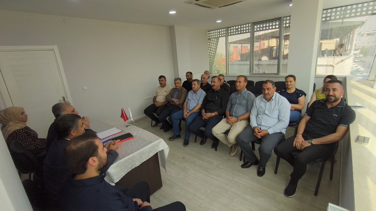 Mehmet_Arzu21's tweet photo. Haftalık olağan yönetim kurulu toplantımızı, yönetim kurulu üyelerimizin katılımıyla gerçekleştirdik.

Toplantımızda teşkilat çalışmalarımızı değerlendirerek önümüzdeki süreçte gerçekleştireceğimiz çalışmalar ve projeler üzerine istişarelerde bulunduk.

Birlik ve beraberlik içerisinde çalışmalarımıza kararlılıkla devam ediyoruz. 🇹🇷
@abuyukgumus @hakanaksu058 @AvukatErsanAksu @HamitSumer21