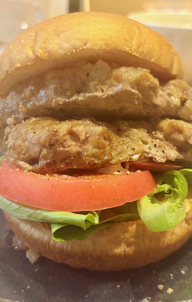 PhoTo_VRC_'s tweet photo. ラb…ハンバーガーをつくりました🍔
BBQソースも自作したんだけどなかなか美味しかった😋 https://t.co/Vp6xtogoGN