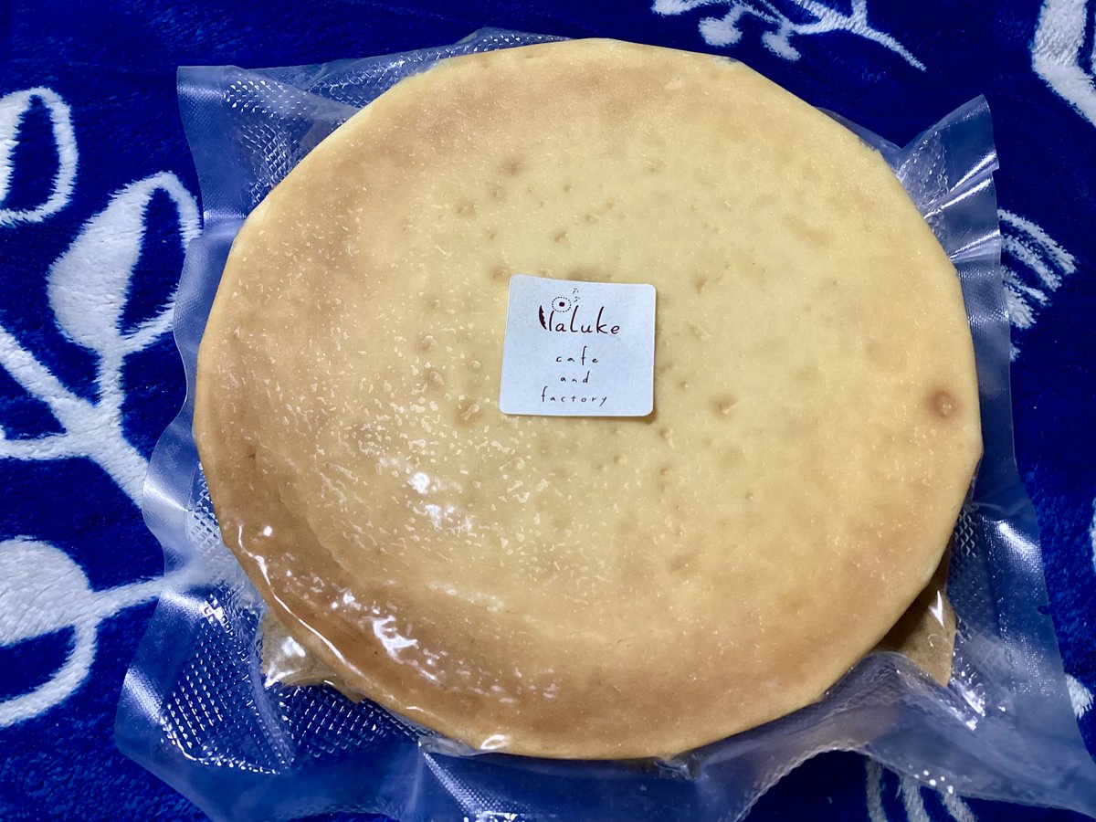 OisTarou's tweet photo. 食べたかったあの店のチーズケーキをホール買いだ！うまい😋ｱﾊﾊｱﾊﾊｰ笑っちゃうほどにうまいよ https://t.co/4w43bvMlJ6