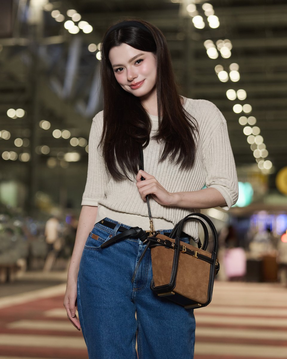 LSAthai's tweet photo. แอร์พอร์ตลุคสไตล์ ‘เบ็คกี้’ แบรนด์แอมบาสเดอร์คนล่าสุดของ Tod’s ออกเดินทางสู่กรุงมิลาน เพื่อร่วมงาน Milan Fashion Week และชมแฟชั่นโชว์ Tod’s คอลเลกชัน Spring/Summer 2027 ถือเป็นการปรากฏตัวอย่างเป็นทางการครั้งแรกของเธอในฐานะแบรนด์แอมบาสเดอร์

#TodsSS27 #Tods #BeckyxMFWTodsSS27 https://t.co/qSrDlM9B5U