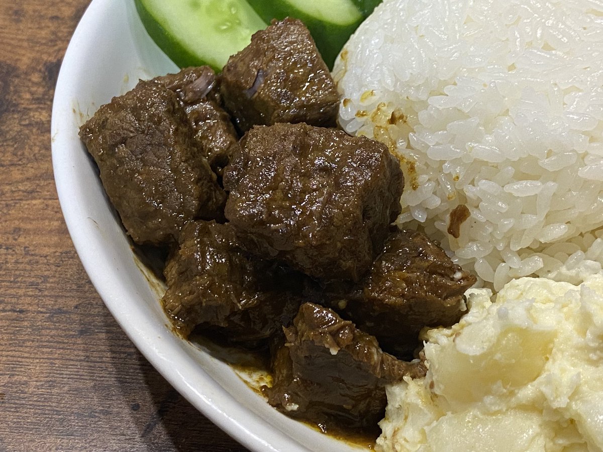 WalkInCikarang's tweet photo. 今日は時間があったので、bamboeの素を使ってルンダンを作ってみました。
スパイスとココナツミルクでクタクタになるまで煮込んだ牛肉は懐かしい味でとても美味しかったです。 https://t.co/7KgF27KDrN