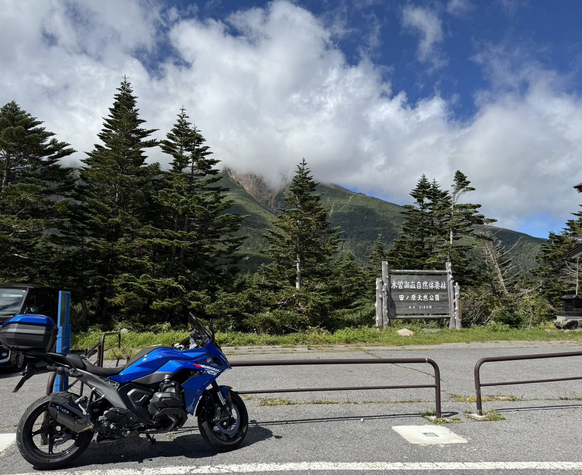 f800T's tweet photo. 今日の御嶽スカイラインは快晴➕連休の影響で車が駐車場からあふれて路駐だらけだった。
バイクはかろうじて隙間に止めれた。 https://t.co/SXnYqil9V1