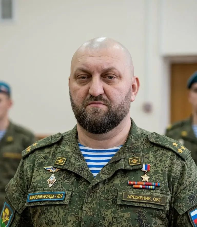 SlavaRussia1979's tweet photo. Мне 47 лет, я военнослужащий из Российской Федерации. В 2014 году я участвовал в оккупации Крыма, а в 2015-м — в боевых действиях в Сирии. Я не женат, детей у меня нет. Я не вступаю в отношения: это было бы несправедливо по отношению к женщине, ведь я могу погибнуть на фронте. https://t.co/DIXzxGo0Js