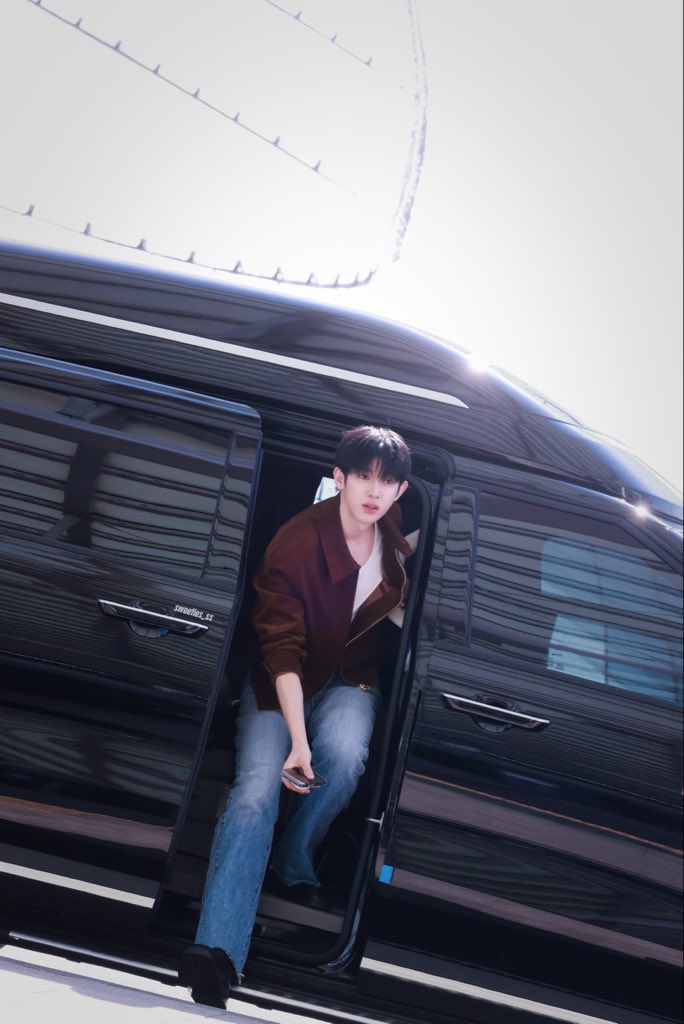 1008snowball's tweet photo. 💜从品牌活动到时尚舞台，朴时宇不断拓宽商业版图，越来越多的优质合作见证着他的一路成长。
💜 브랜드 행사부터 패션 무대까지 조금씩 더 넓은 곳으로 나아가고 있는 박시우. 앞으로 만나게 될 더 많은 좋은 기회와 멋진 인연도 함께 기대할게요.

#SIWOO_IN_MILANO 
#PARKSIWOO 
#MilanFashionWeek https://t.co/olatGXqj2P
