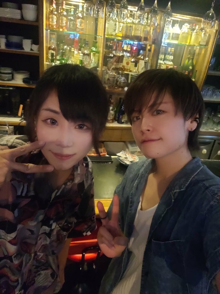 C0203Sachi's tweet photo. #ニューおむすび　湯島天神
こちらカラオケもできます
佐知へのリクエスト500円でできるそうです！
何でも歌います、貴方のためだけに🎩

お越しの皆様、扉が厳重に閉まっておりますがやっております！
勇気をもって扉を引いてくださいませ https://t.co/jeP766Qyae