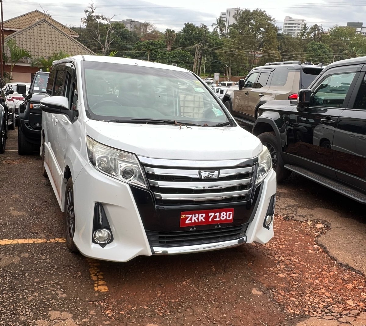 kitagatamotors's tweet photo. Enjoy smooth rides and high end comfort with family in the Toyota Noah🔥it is known for its spacious interior and fuel efficiency. Grab it now 
Year: 2014
Fuel: 2.0ltr Petrol 
Call 0704668111 or send us a DM https://t.co/oiw242oaNk