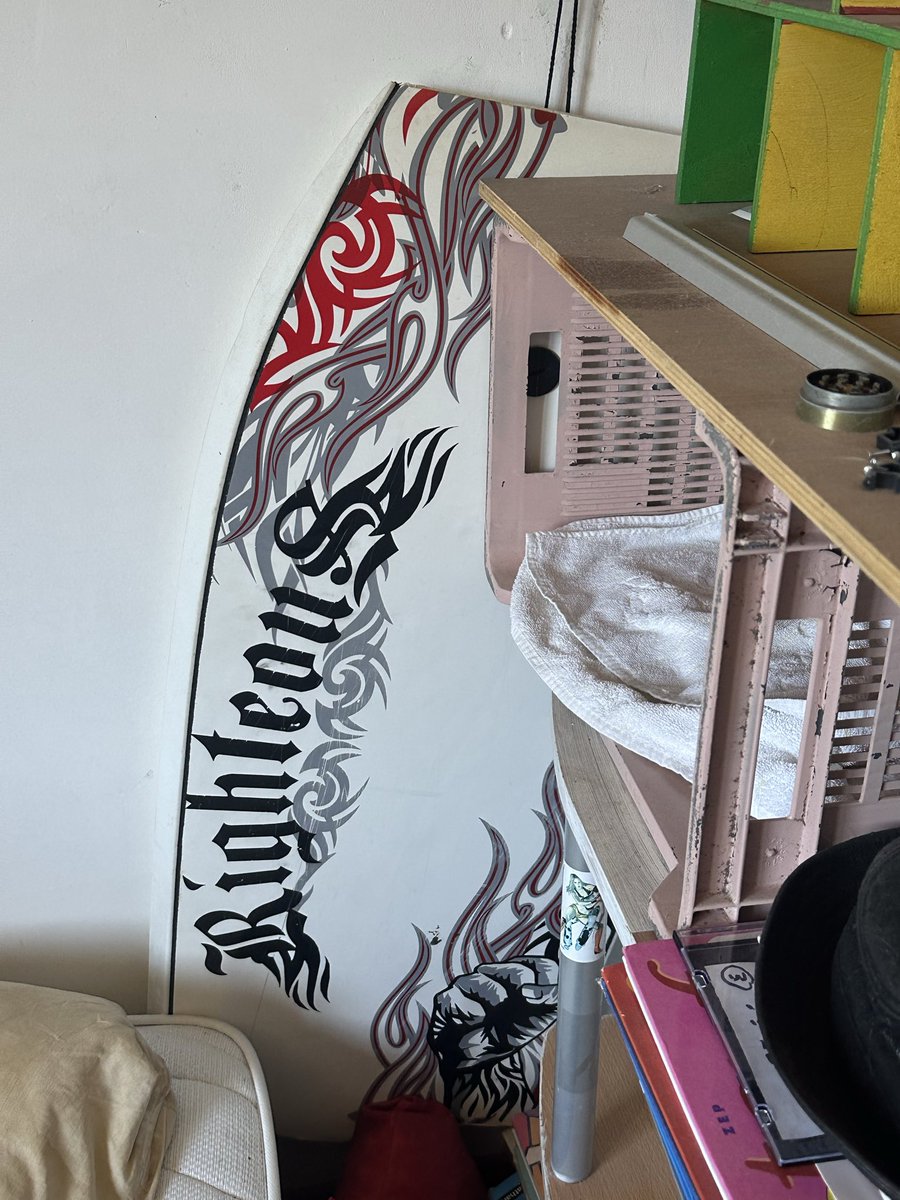 grosstetevide's tweet photo. maybe cette bodyboard tribale fera l’affaire comme table basse https://t.co/t60EdySerB