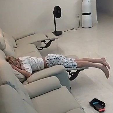 Se_a034's tweet photo. 난 니키 진짜 항상 이상한 자세로 
누가 엎어가도 모를정도로 깊게 자는게 신기함 https://t.co/Tt5pC0hNIx